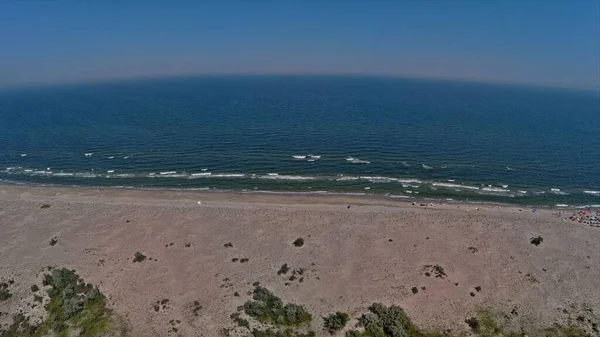 Una Vista Aérea Una Playa Arena Contra Mar Azul Día — Foto de Stock