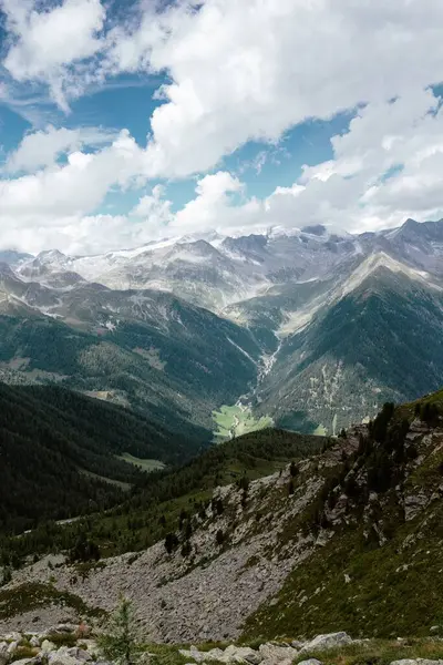 Eine Vertikale Aufnahme Wunderschöner Berge Österreich Einem Sonnigen Tag — Stockfoto