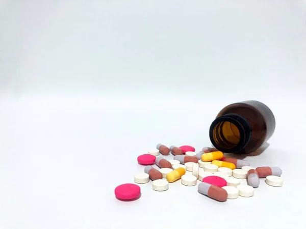 Eine Nahaufnahme Von Medikamentenpillen Oder Tabletten Auf Weißem Hintergrund — Stockfoto
