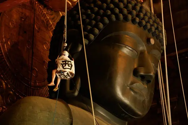 東大寺おみぬぎとは 東大寺の僧侶が仏像をきれいにするイベントです — ストック写真