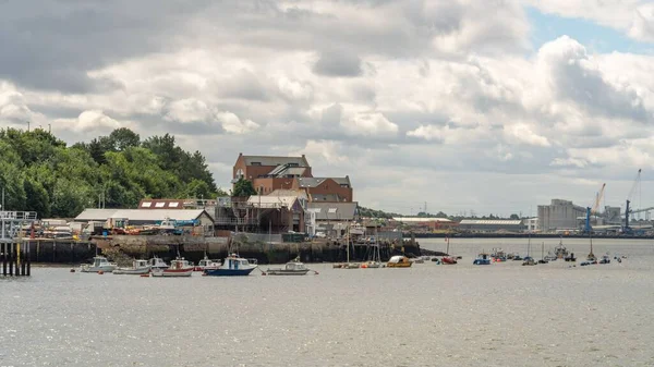 Utsikt Över Båtar Floden Tyne Och Byggnader Vid Vattnet South — Stockfoto