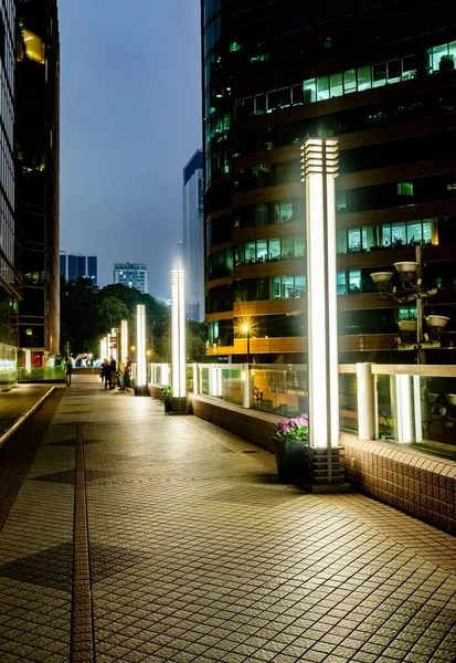 Modern Dikey Lambaları Olan Bir Yaya Geçidi Gece Modern Binaların — Stok fotoğraf