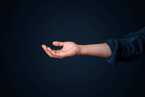 Eine Männliche Hand Auf Dunkelblauem Hintergrund — Stockfoto