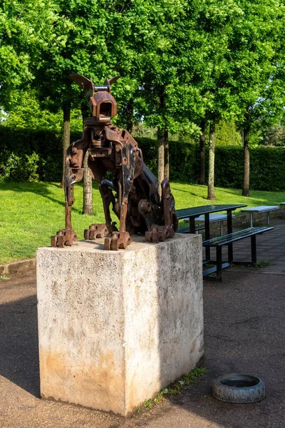 Eine Vertikale Aufnahme Einer Metallstatue Eines Hundes Auf Einem Steinsockel — Stockfoto