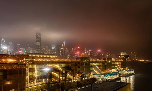 Kínai Kompterminál Kivilágított Épületekkel Hong Kong Sziget Partvonalán Éjszaka — Stock Fotó