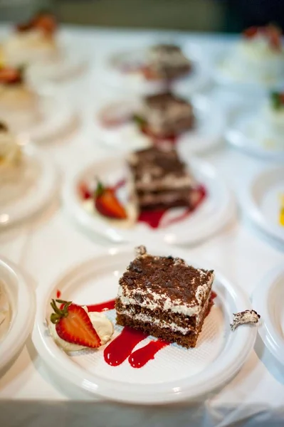Eine Vertikale Aufnahme Eines Braunen Kuchenstücks Mit Einer Erdbeere Auf — Stockfoto