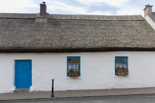 Εξωτερικό Ενός Μέτριου Σπιτιού Λευκή Πόρτα Και Παράθυρα Στην Ιρλανδία — Φωτογραφία Αρχείου