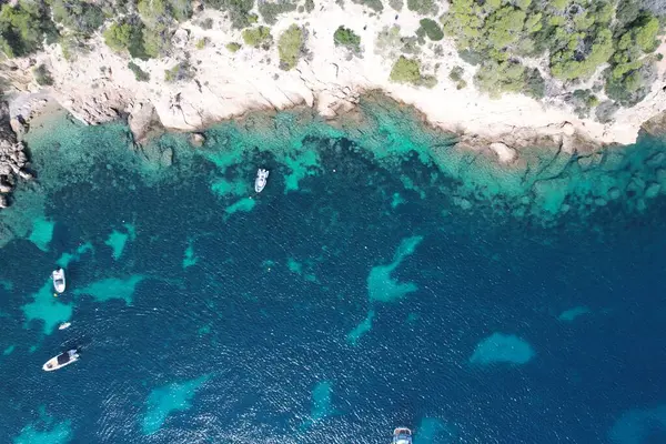 Kayalık Bir Kıyı Şeridinin Yakınındaki Teknelerin Hava Görüntüsü — Stok fotoğraf