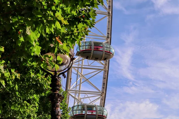 Una Vista London Eye Bajo Cielo Azul Nublado Famosa Atracción — Foto de Stock