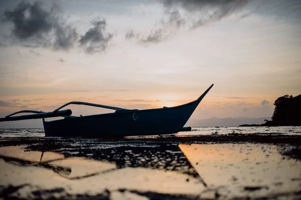 Die Silhouette Eines Kleinen Bootes Strand Von Romblon Philippinen Bei — Stockfoto