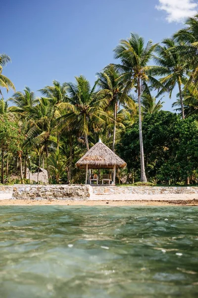 Een Hut Aan Het Strand Achtergrond Van Palmbomen — Stockfoto