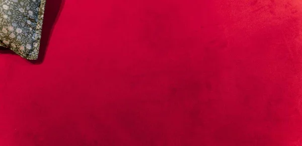 Kırmızı Kadife Arka Plan Yastık — Stok fotoğraf