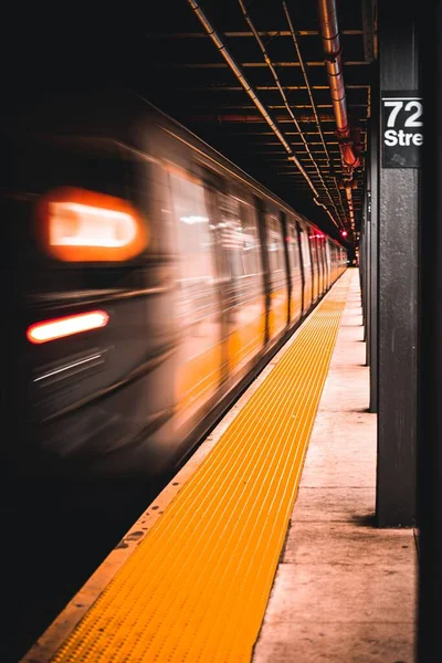 New York City Subway Train Speeds Away Platform — Stock Photo, Image