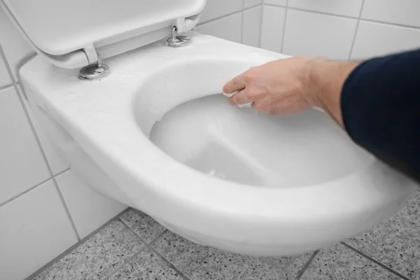 Eine Hand Reinigt Einen Toilettensitz — Stockfoto
