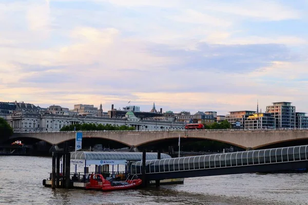 London Waterloo Bridge Río Támesis Con Una Vista Atardecer Fondo —  Fotos de Stock