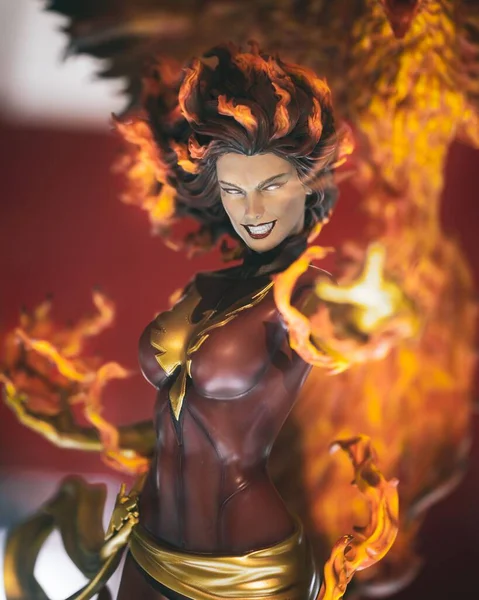 Вертикальный Снимок Статуэтки Marvel Phoenix Studios — стоковое фото