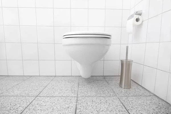 Sedile Del Water Pulito Una Toilette Piastrellata Bianca — Foto Stock