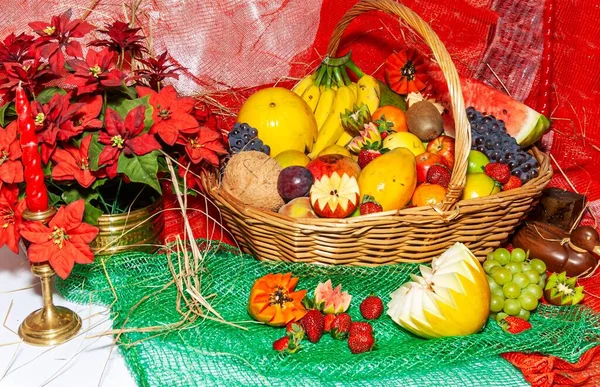 装飾されたバスケットの中で多様な果物 装飾的なカットでいくつかの果物で飾られたバスケット — ストック写真