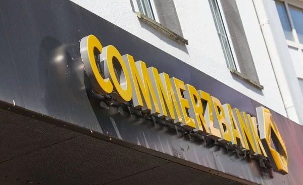 ドイツのハインスベルクに黄色のロゴを持つ商業銀行の入り口 — ストック写真