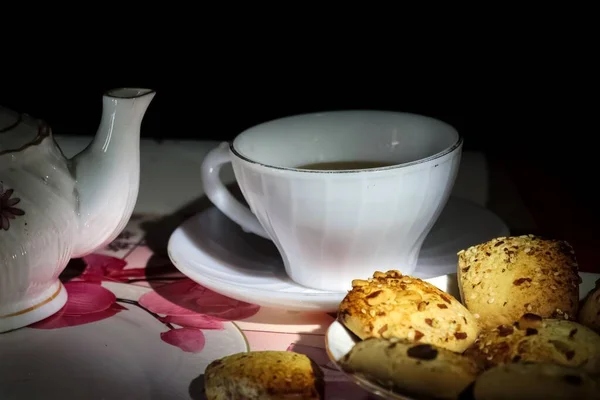 Une Tasse Thé Avec Des Biscuits Aux Pépites Chocolat — Photo