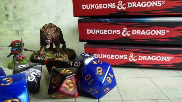 Primer Plano Varios Dados Personajes Con Dungeons Dragons Libros Detrás — Foto de Stock