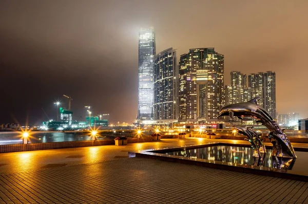 Ugró Delfin Szobrok Hátterében Magas Felhőkarcolók Éjszaka Kowloon Hong Kong — Stock Fotó