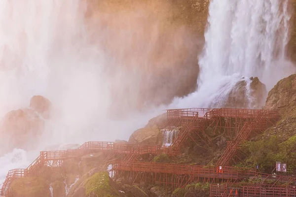 アメリカとカナダの間の風光明媚なナイアガラの滝 — ストック写真