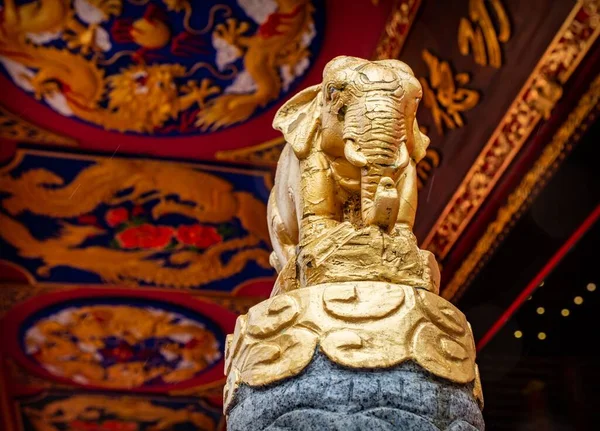 Uma Estátua Elefante Dourado Mosteiro Dos Dez Mil Budas Sha — Fotografia de Stock