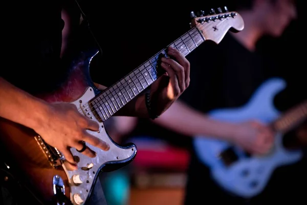 Чоловік Грає Гітарі Літньому Таборі — стокове фото