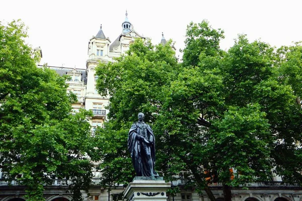 伦敦白厅花园绿树成荫的威廉廷德尔雕像 — 图库照片