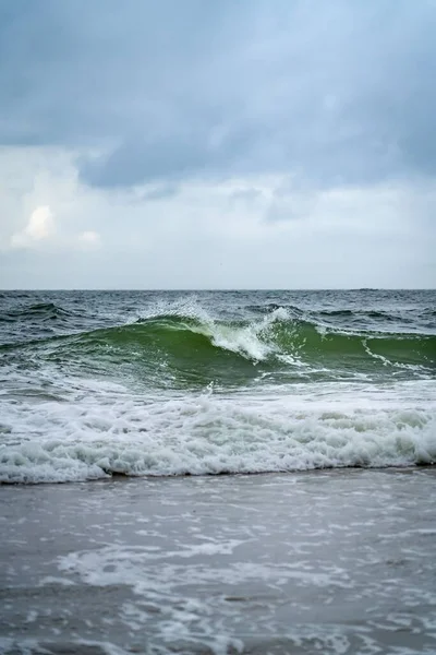 Красивый Вид Бурное Море Большими Волнами Облачным Небом — стоковое фото