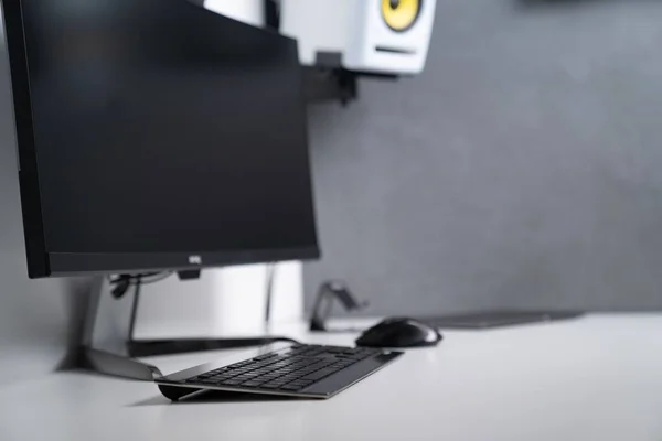 Tiro Tons Cinza Computador Teclado Mouse Uma Mesa Branca — Fotografia de Stock