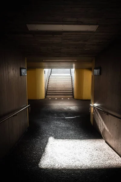 Solen Skiner Ner För Trappa Mörk Gångtunnel Vid Tågstation Horgen — Stockfoto