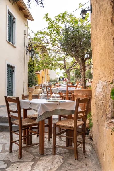 Vertical Shot Restaurant Table Narrow Street Athens Greece — Stock Photo, Image