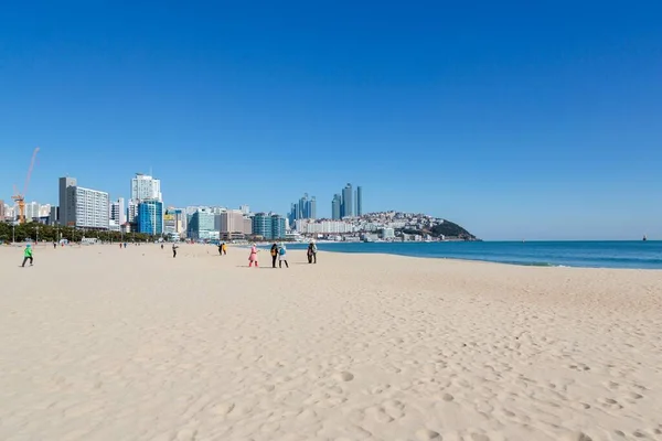 Busan Güney Kore Ziyaretçilerin Olduğu Kumlu Haeundae Sahili Manzarası — Stok fotoğraf