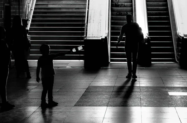 Bükreş Teki Universitate Square Metro Istasyonundaki Insanların Gri Ölçekli Bir — Stok fotoğraf