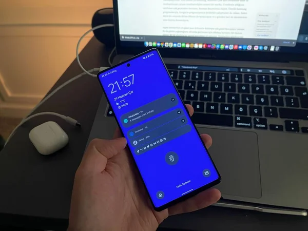 Lukke Telefonen Mannens Håndsjekkerapplikasjoner Også Bruke Google Pixel Pro Macbook – stockfoto