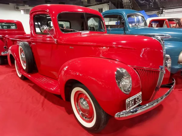 老旧的红色1940福特V8型83型通用皮卡在地毯上 展览馆 经典车展 — 图库照片