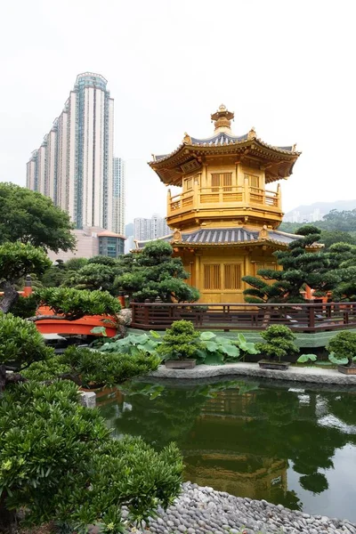 位于南莲花园的香港高楼旁的精品馆 — 图库照片