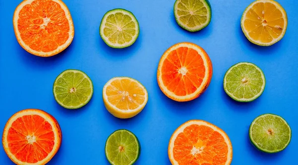 Moitiés Orange Citron Citron Vert Sur Fond Bleu — Photo