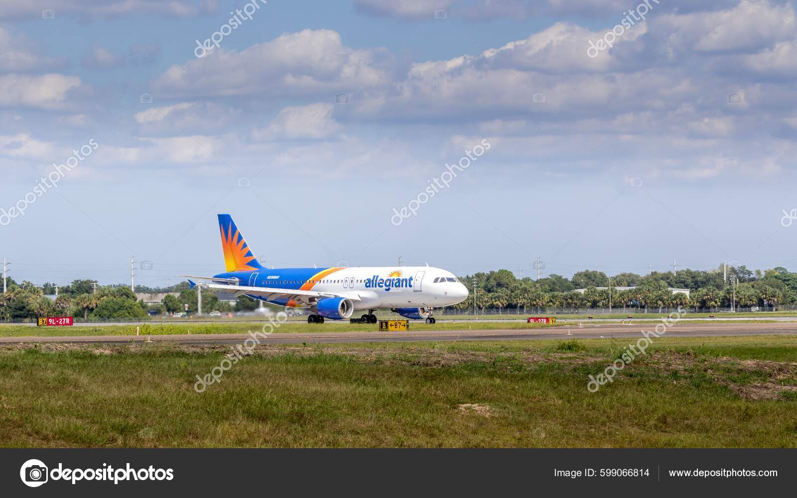 Plane Allegiant Airlines Ready Takeoff Sanford Airport – Stock