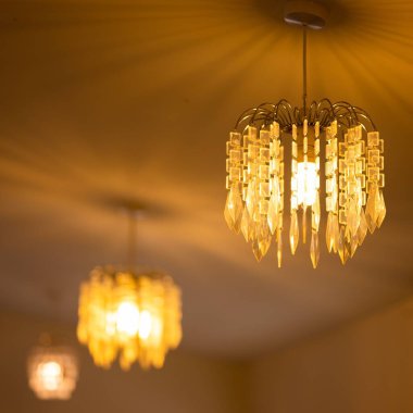 Lüks, zarif bir kristal avize.