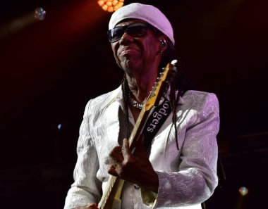 Bristol Harbour Festivali, Bristol Amfitiyatrosu, Bristol, İngiltere 'de Nil Rodgers ve Chic performanslarını sergilediler. 13 Temmuz 2022.