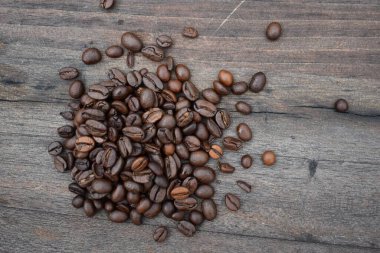 Tahta bir masadaki kahve çekirdeğinin üst görüntüsü.