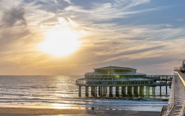 Hollanda 'da gün batımında Scheveningen de Pier' in nefes kesici manzarası.