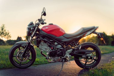 Benim Suzuki SV650 'm Prag, Çek parkında 