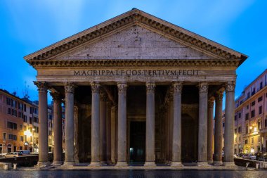 Şafak vakti Roma 'da güzel bir Pantheon manzarası.
