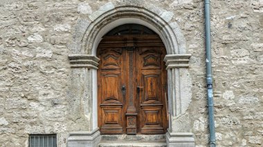 Almanya Muhlhausen Thuringia 'da antik bir ön kapısı olan taş bir bina cephesi.