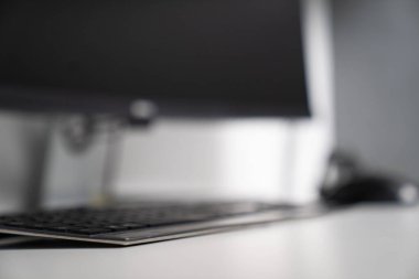 Arkaplanda bir klavye ve bilgisayarın seçici odak görüntüsü