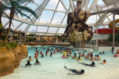 Wavre 'deki Walibi tema parkında eğlenen bir sürü insan.